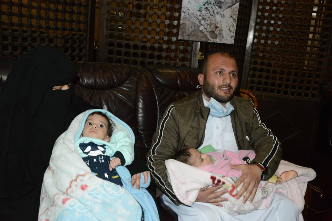 الطفلان التوأم محمد وأحمد البخيتي يعودان إلى صنعاء بعد عملية فصل ناجحة في الأردن
